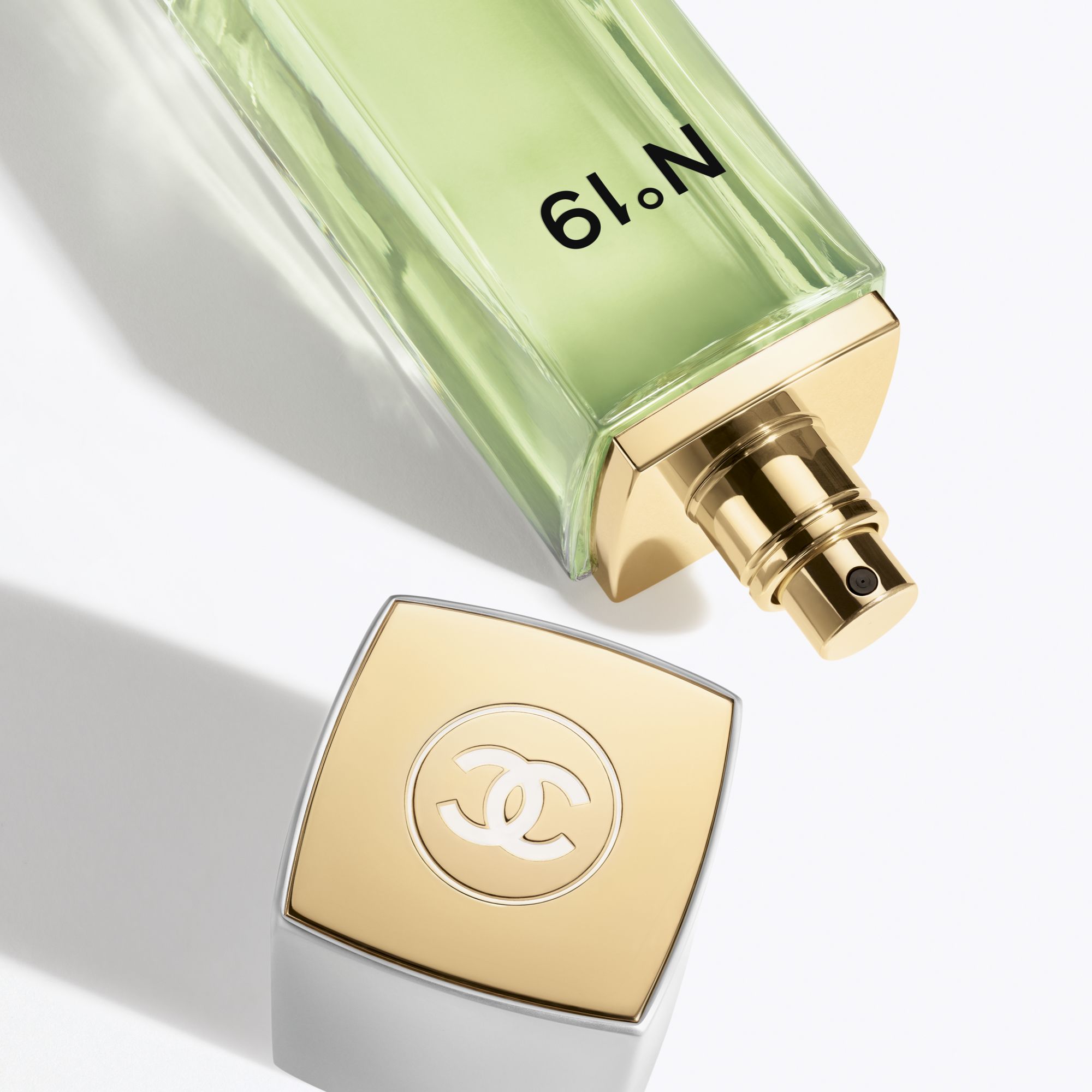 CHANEL N°19 online la DOUGLAS