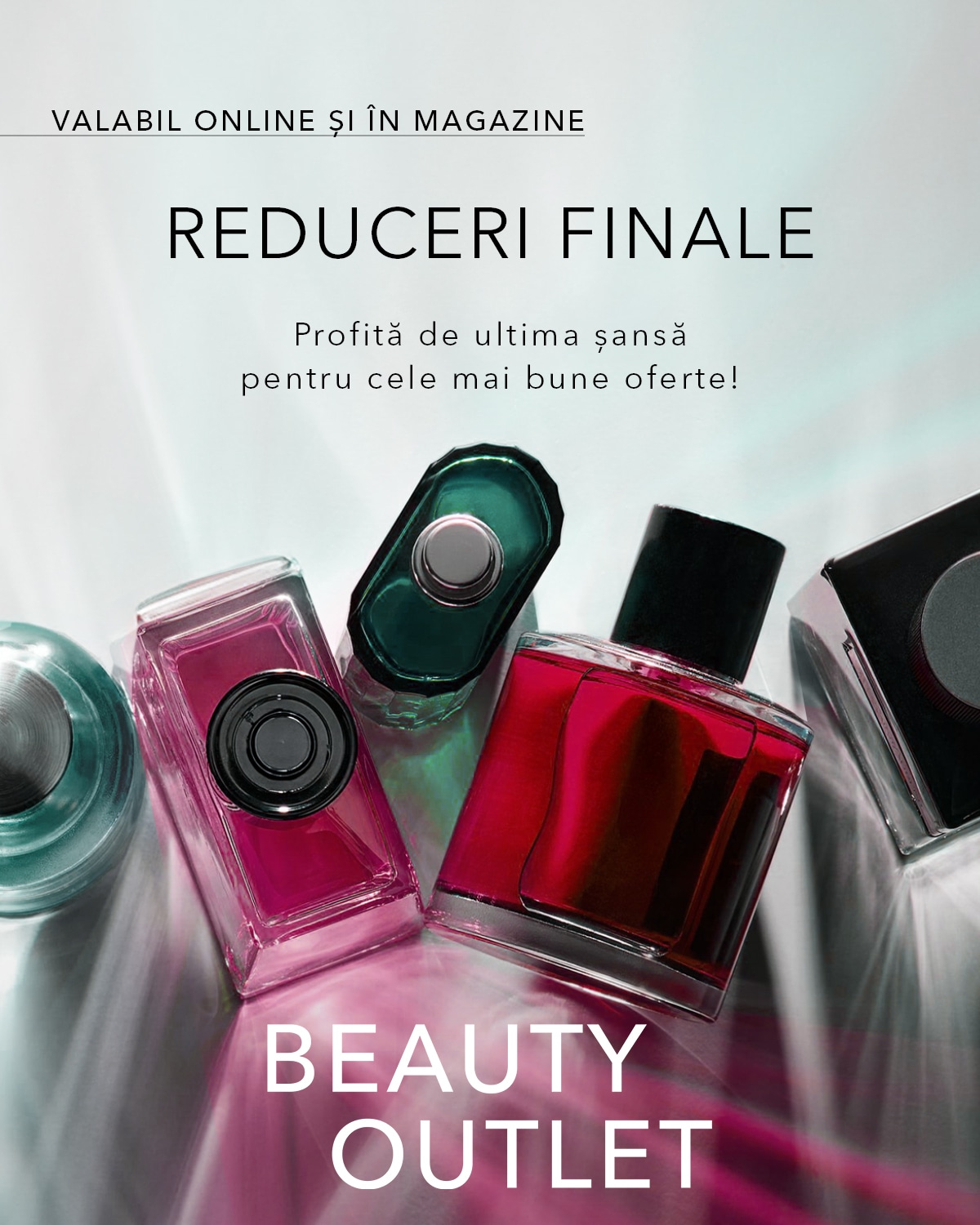 Descoperă reducerile finale la Beauty Outlet, disponibile online și în magazine, cu o selecție de parfumuri în sticle elegante de culoare roșie, roz și verde.