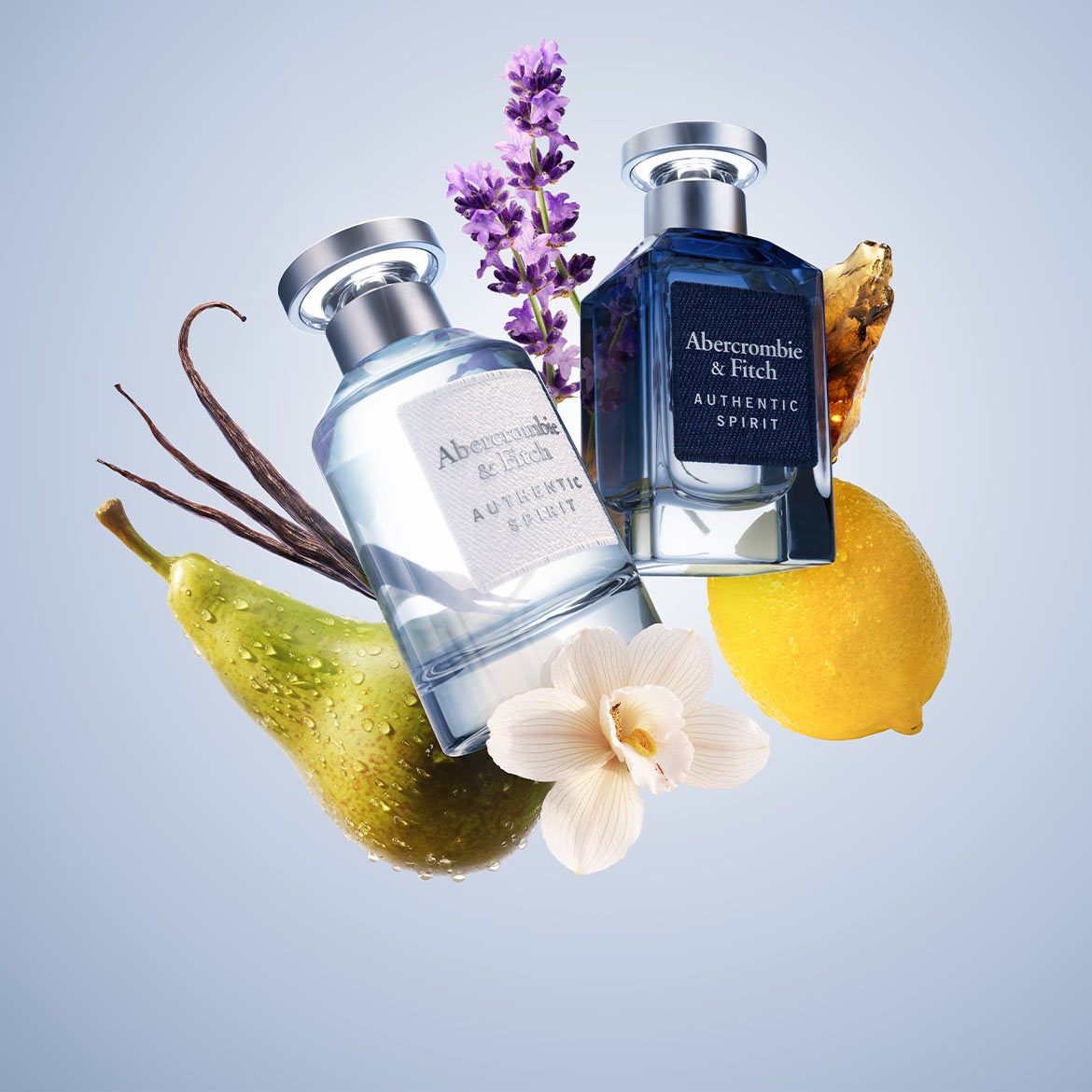 Două parfumuri Abercrombie & Fitch Authentic Spirit, unul cu flacon transparent și unul albastru închis, sunt prezentate alături de o pară, o lămâie, o floare de vanilie, flori mov și păstăi de vanilie, sugerând notele olfactive ale colecției.
