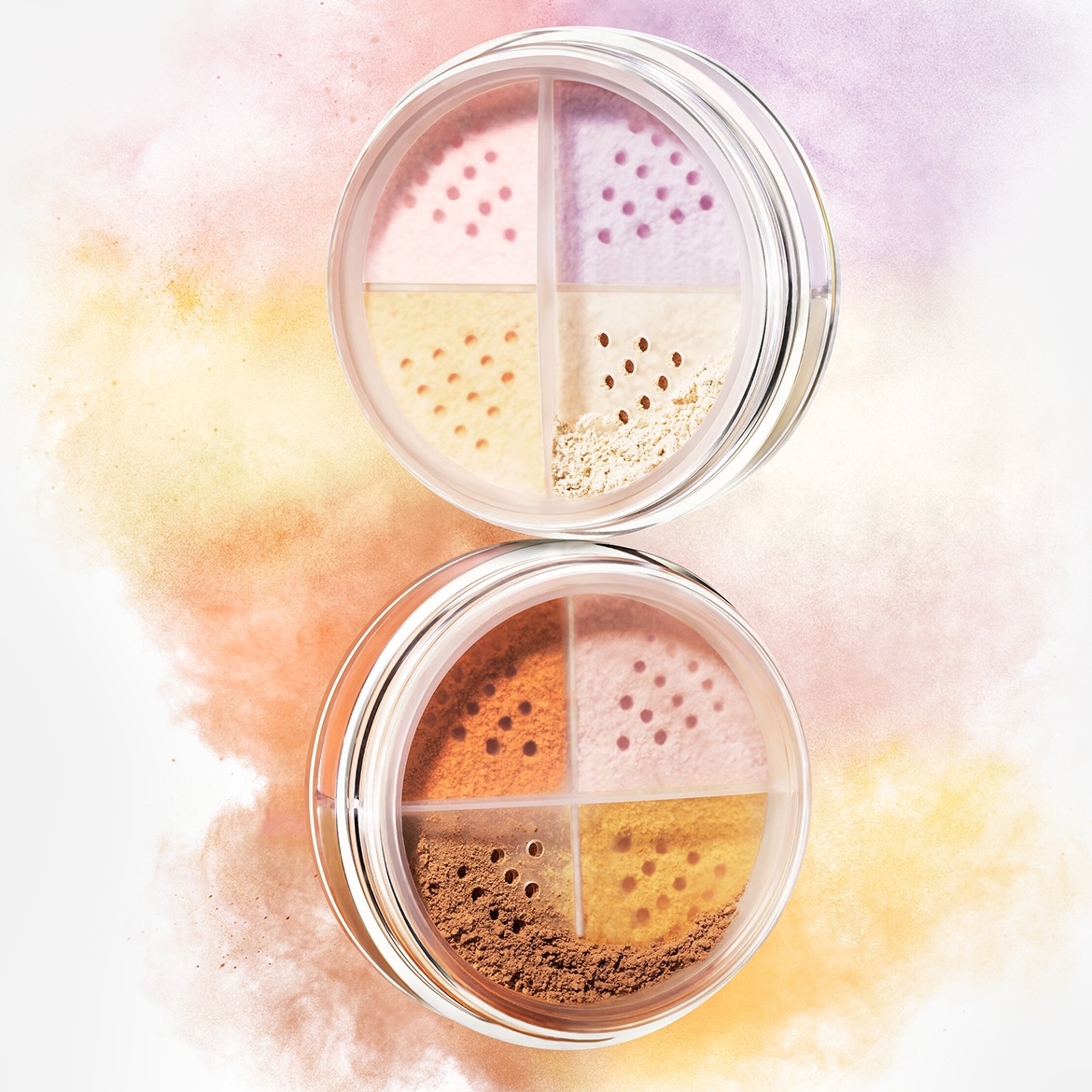 Două recipiente rotunde, transparente, cu pudră de față, fiecare împărțit în patru secțiuni cu nuanțe diferite, de la deschis la închis, pe un fundal cu pete de pudră colorată.