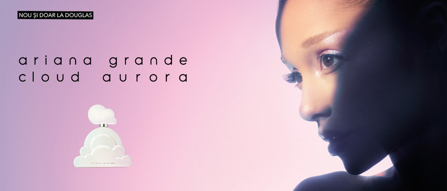 Descoperă noul parfum Ariana Grande Cloud Aurora, disponibil exclusiv la Douglas, cu o sticlă albă mată în formă de nor și un capac asortat, alături de o imagine a Arianei Grande cu machiaj strălucitor.