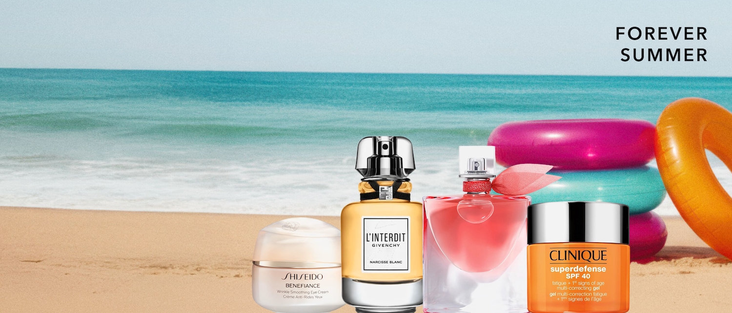 O cremă de ochi Shiseido Benefiance, un parfum Givenchy L'Interdit Narcisse Blanc și un gel Clinique Superdefense SPF 40 sunt așezate pe nisip, cu marea albastră și colace de salvare colorate în fundal, sub textul "FOREVER SUMMER".