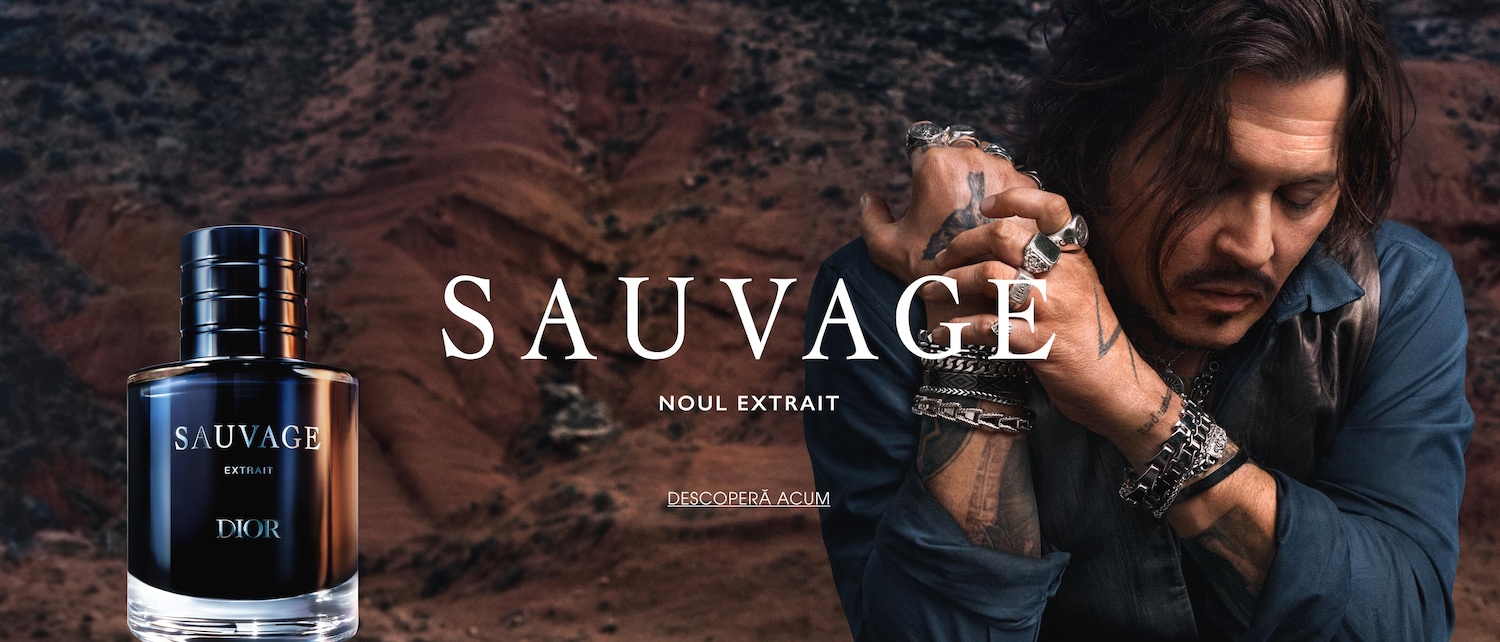 Descoperă Sauvage Extrait de la Dior, un parfum masculin intens, într-o sticlă elegantă de culoare închisă, cu accente metalice, alături de imaginea lui Johnny Depp, care poartă bijuterii rock-chic, pe un fundal de peisaj arid.
