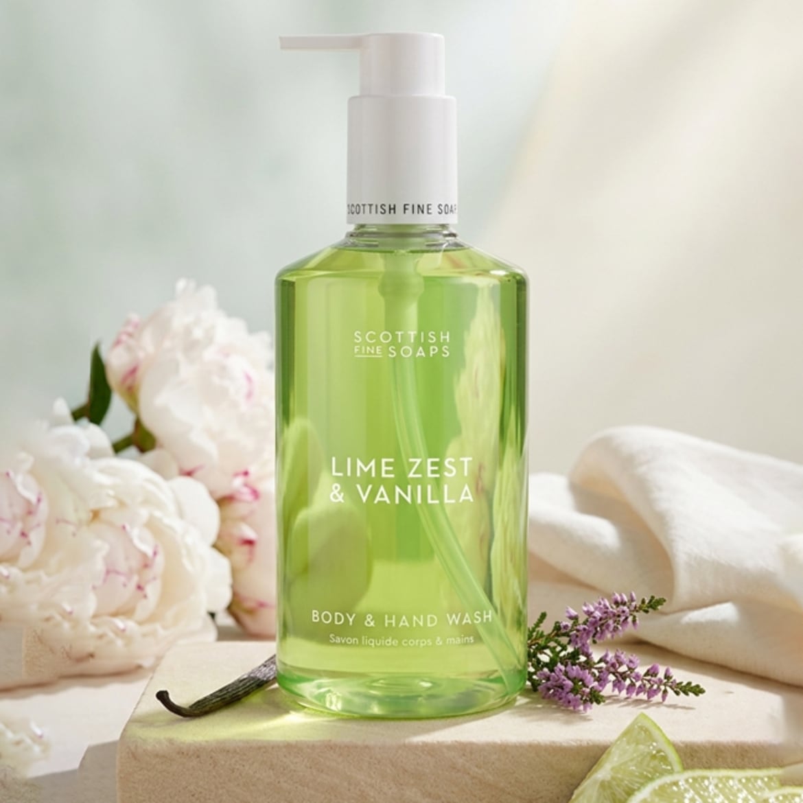 O sticla verde care prezinta noul gel de dus de la Scotish.