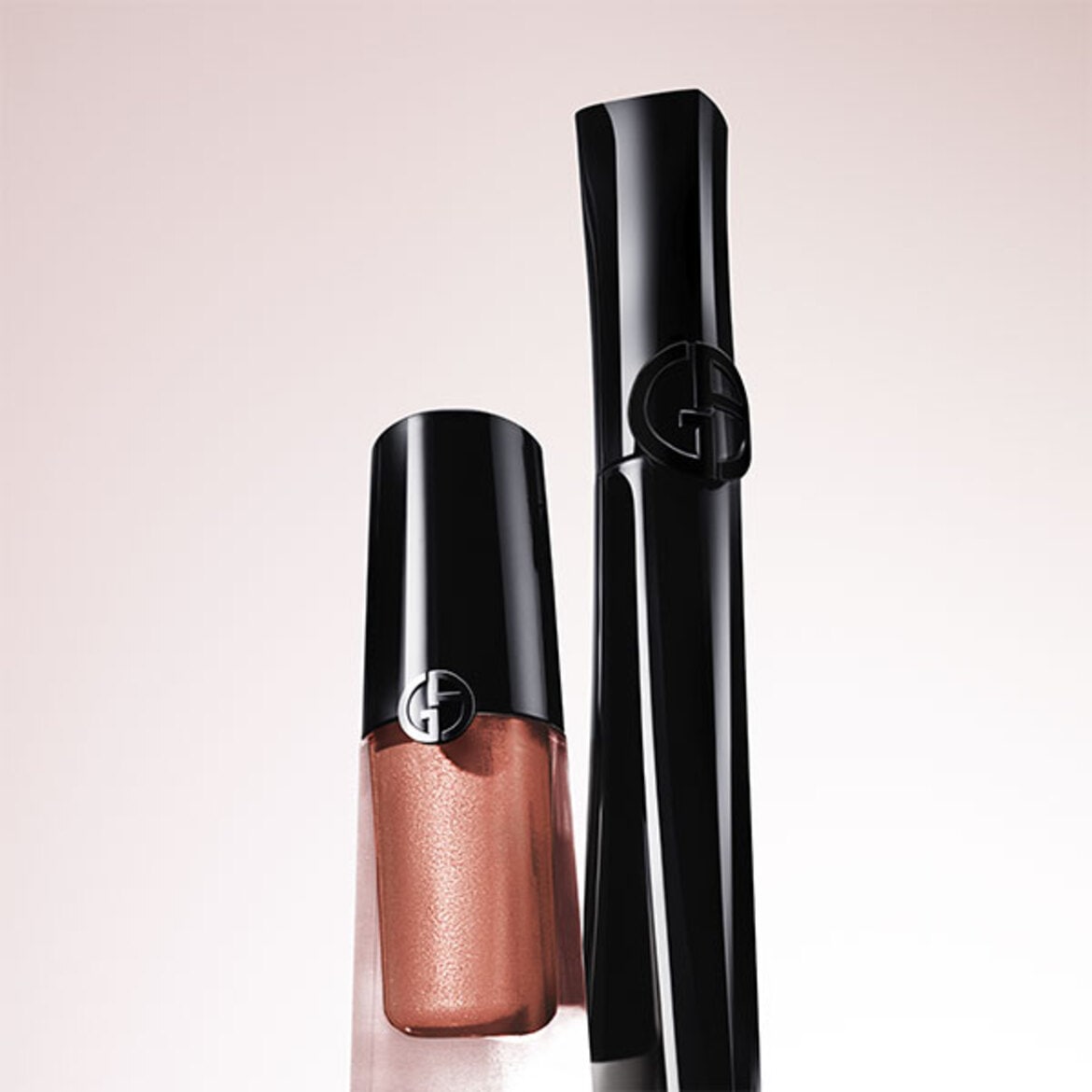 Imaginea prezintă două produse de machiaj Armani beauty: fard lichid Eye Tint și mascara Vertigo Drama.