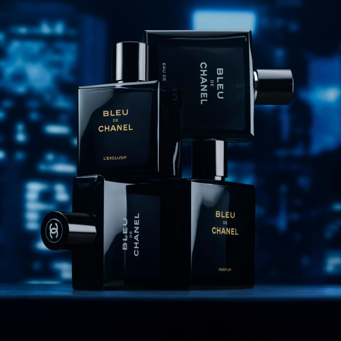 Descoperă Bleu de Chanel, un parfum iconic prezentat în sticle elegante, negre, cu accente aurii, perfecte pentru orice ocazie.