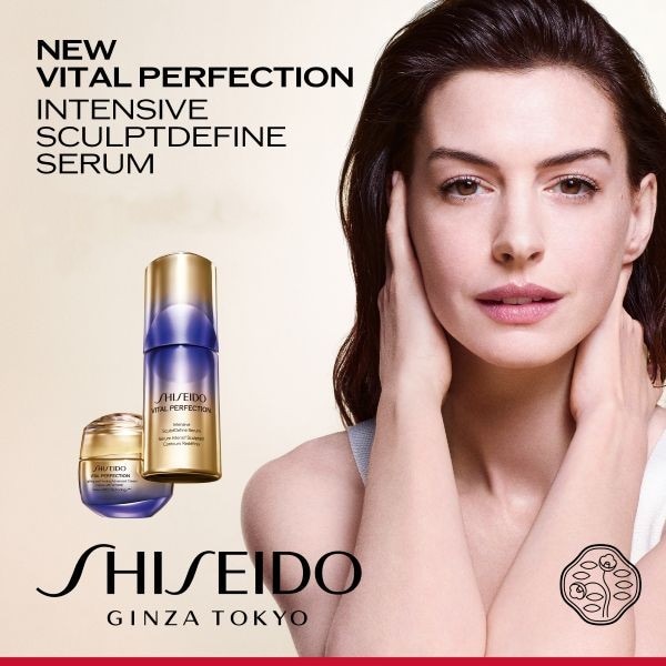 Descoperă noul ser Shiseido Vital Perfection Intensive SculptDefine Serum, prezentat alături de o femeie cu ten luminos, și cumpără acum produsele pentru îngrijirea pielii.