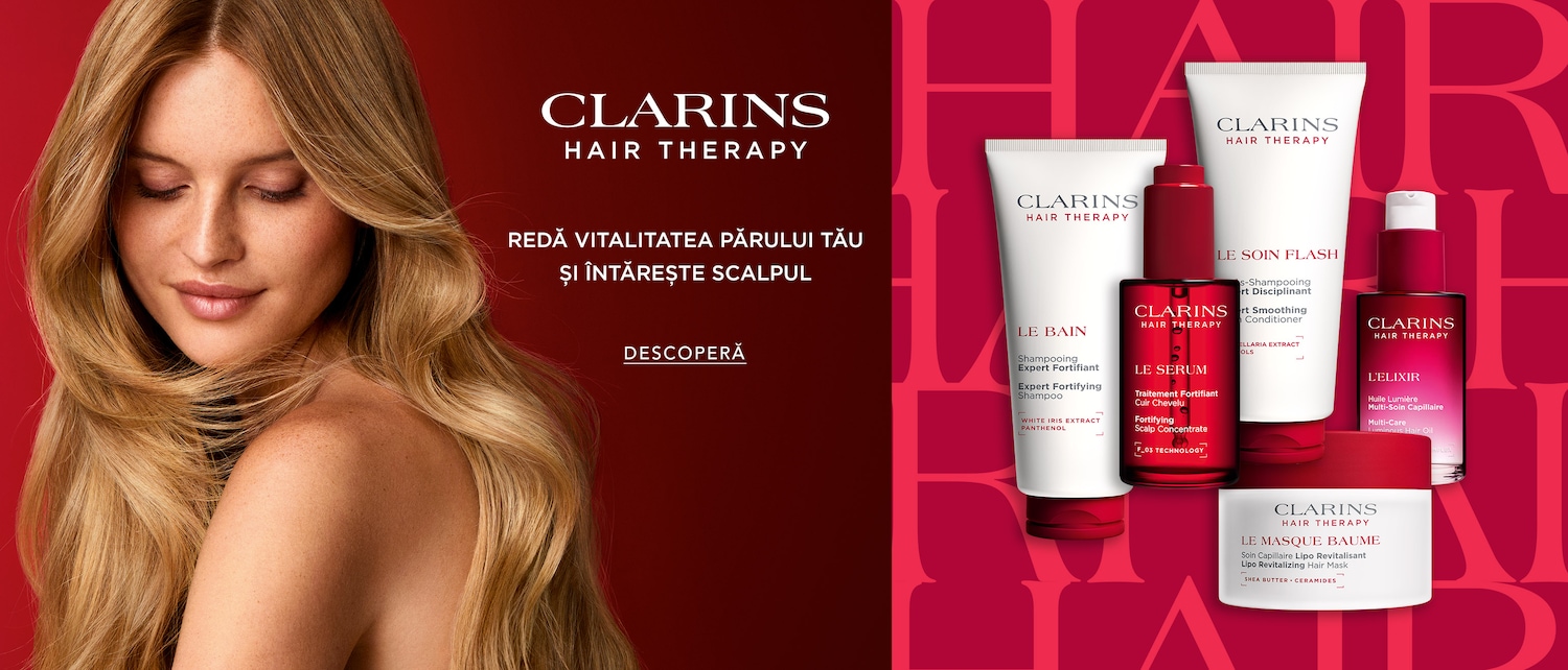 O femeie cu păr blond, lung și ondulat, cu ochii închiși și o expresie senină, este prezentată pe un fundal roșu, cu textul „CLARINS HAIR THERAPY” și „REDĂ VITALITATEA PĂRULUI TĂU ȘI ÎNTĂREȘTE SCALPUL”.