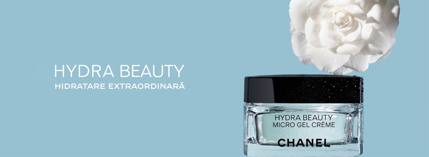 Crema Chanel Hydra Beauty prezentată pe un fundal albastru.