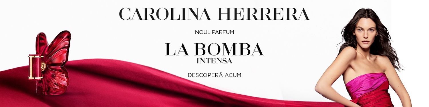 Descoperă noul parfum Carolina Herrera La Bomba Intensa, prezentat într-o sticlă elegantă, roșie, în formă de fluture, alături de o femeie cu părul lung, purtând o rochie vibrantă, roșu-fuchsia.