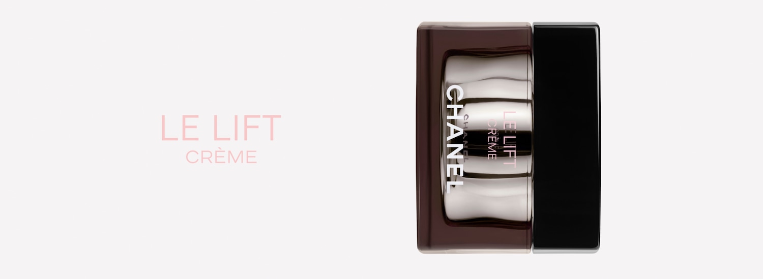Descoperiți crema Chanel Le Lift, un produs de îngrijire a pielii într-un recipient elegant, maro închis, cu un capac negru lucios, care promite să redefinească frumusețea.