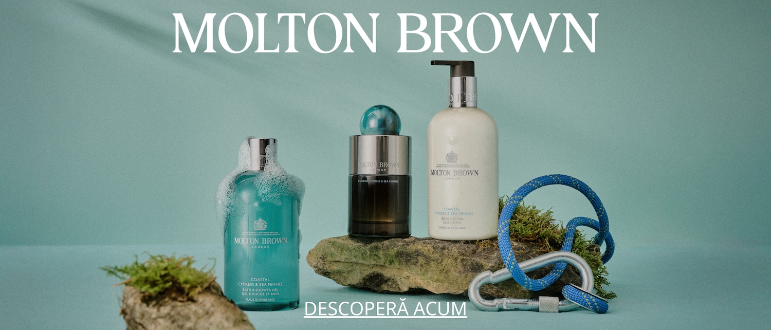 Descoperă colecția Molton Brown Coastal Cypress & Sea Fennel, cu gel de duș, loțiune de corp și parfum, prezentate pe pietre acoperite cu mușchi, alături de o coardă de alpinism albastră și gri, pe un fundal verde-mentă. Descoperă acum!