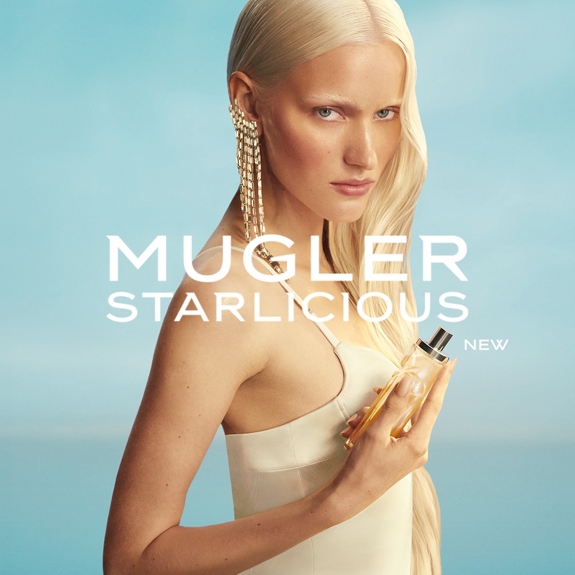 O fata blonda care prezinta noul parfum de la Mugler.