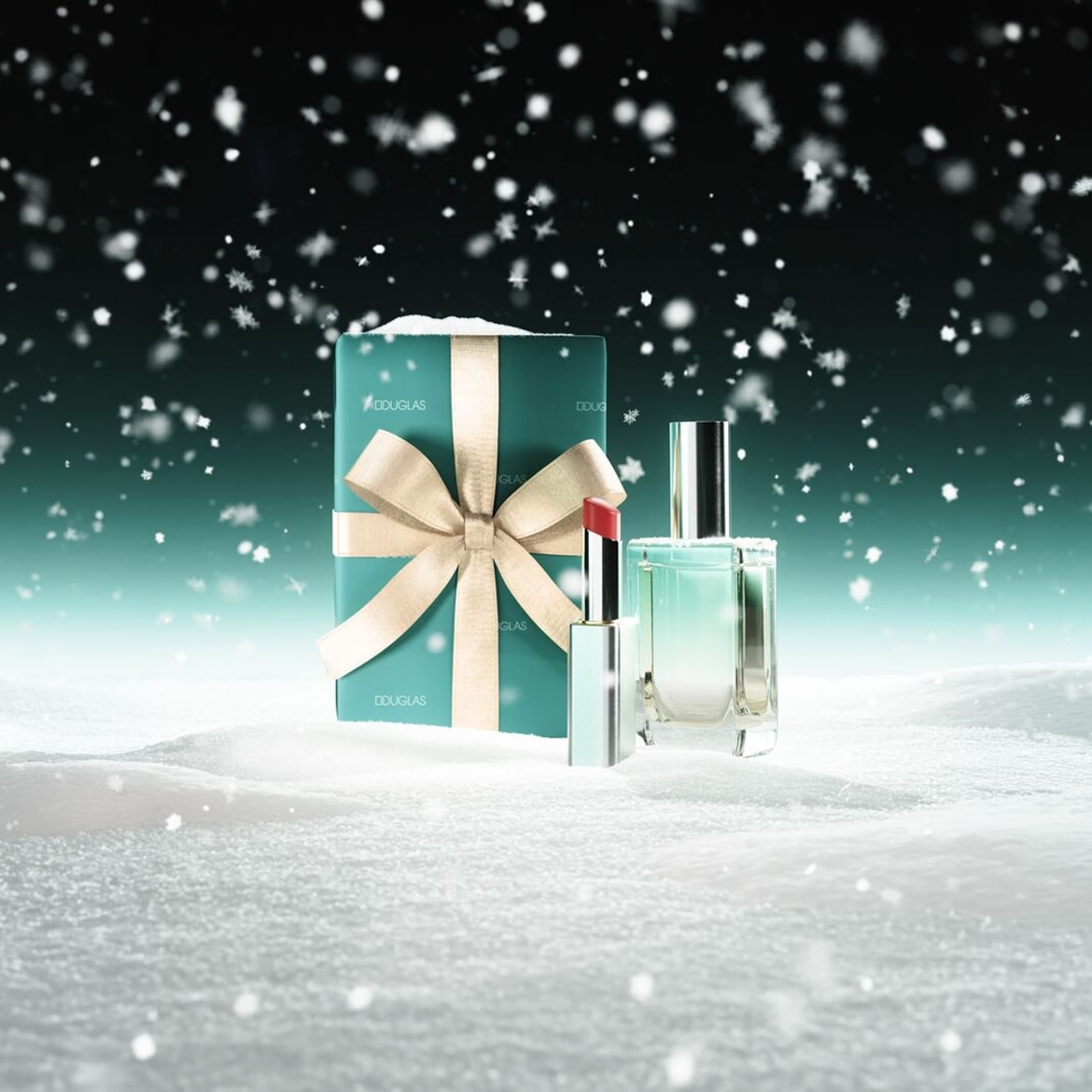 Descoperă magia sărbătorilor cu o cutie cadou elegantă turcoaz cu fundă auriță, un ruj vibrant și un parfum rafinat setate într-un peisaj de iarnă fermecător.