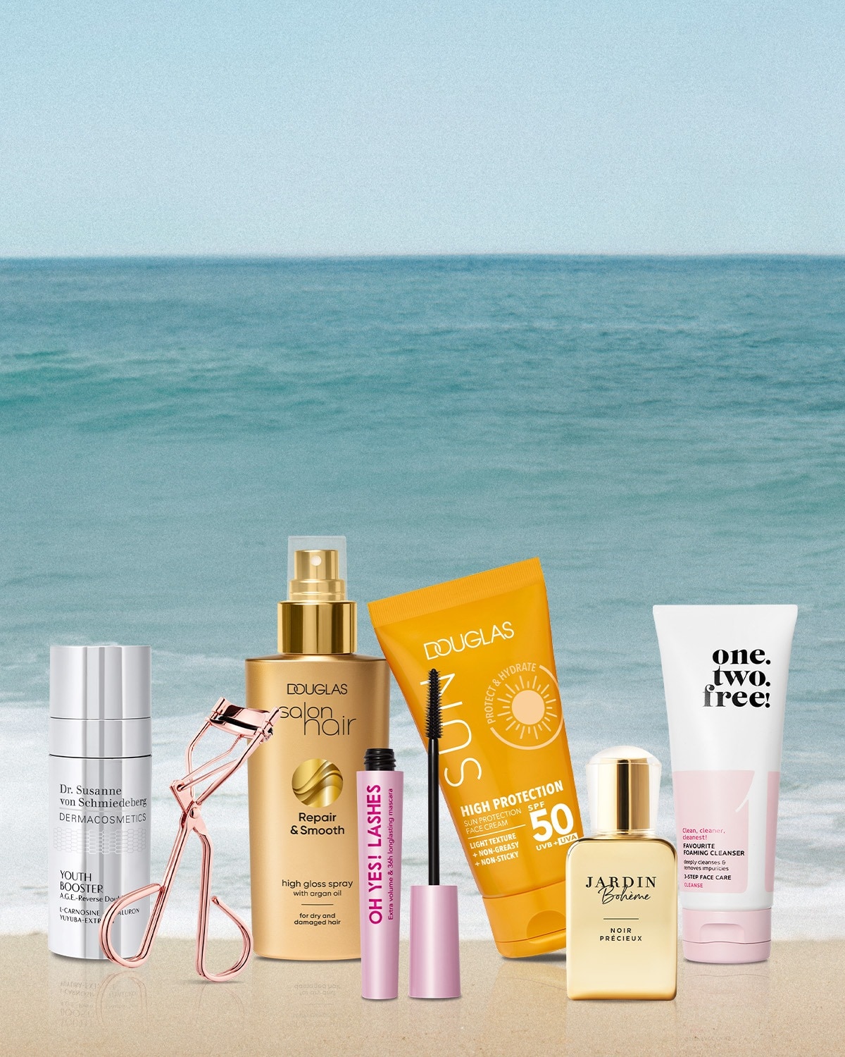 Pe fundalul mării, o colecție de produse Douglas pentru îngrijirea pielii și a părului, inclusiv protecție solară SPF 50 și spray lucios pentru păr.