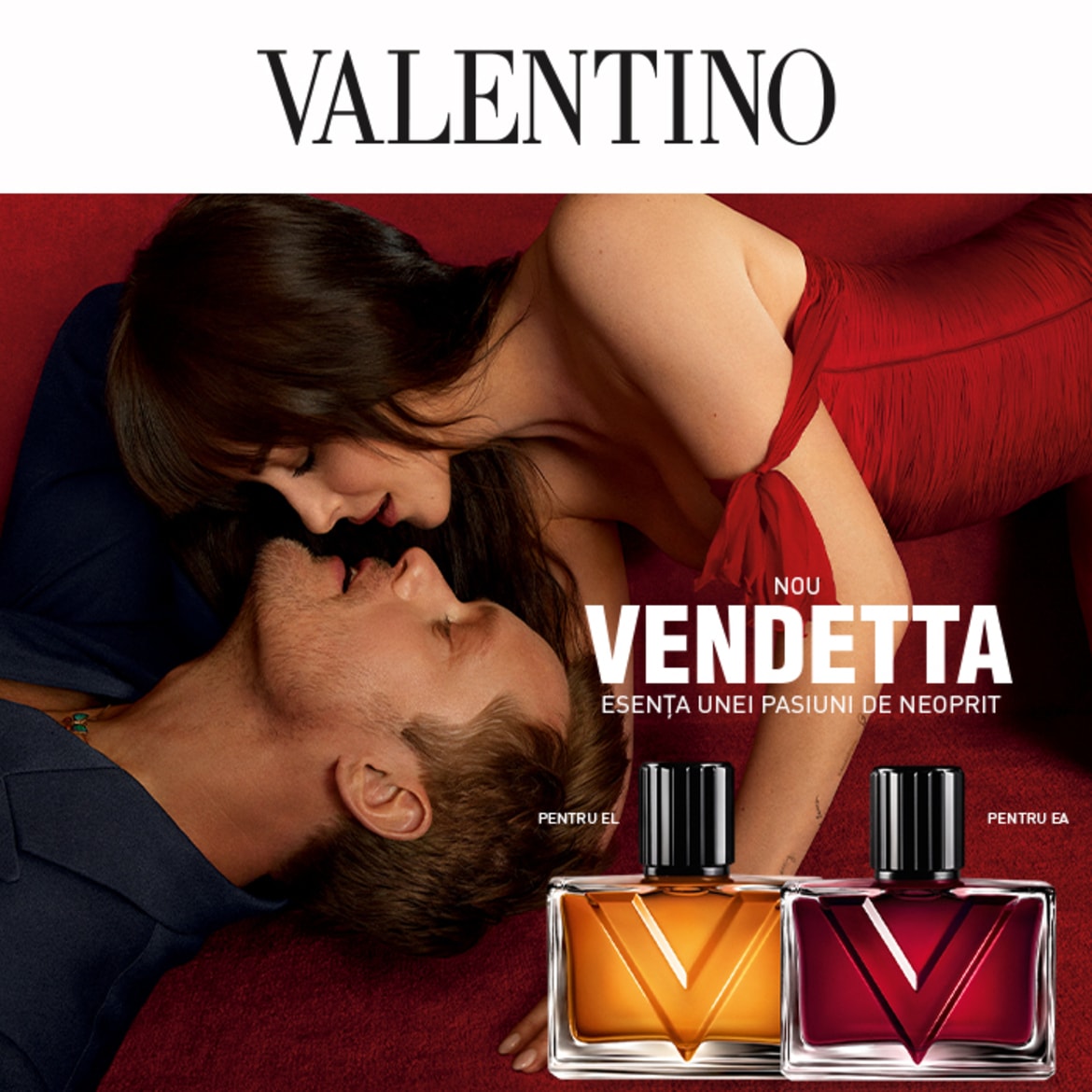 Descoperiți noul parfum Valentino Vendetta, o esență a pasiunii de neoprit, prezentat cu două sticle elegante, una aurie pentru el și una roșie pentru ea, pe un fundal roșu intens.
