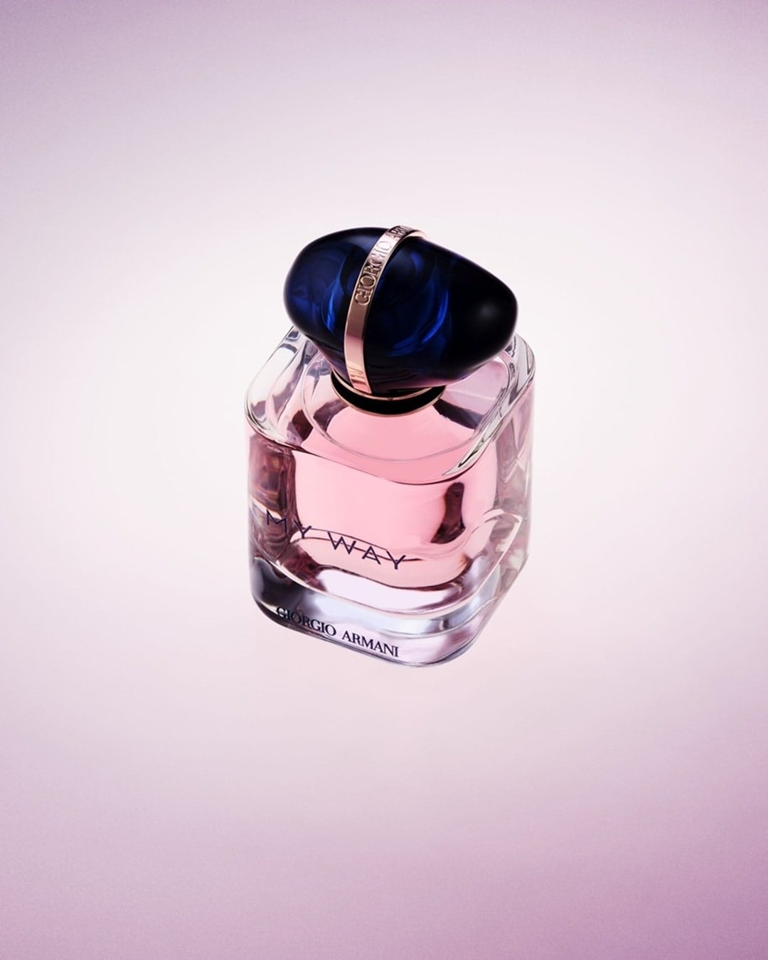 My Way de la Giorgio Armani, un parfum roz deschis într-o sticlă transparentă cu capac albastru închis, întruchipează o călătorie a descoperirii de sine.