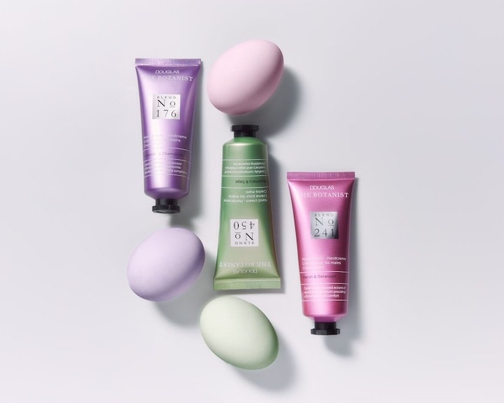 Trio de creme de mâini Douglas The Botanist, în tuburi mov, verzi și roz, oferind o notă botanică pentru mâini moi și hrănite.