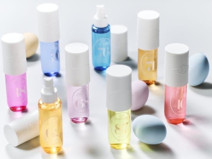 Colecție de spray-uri esențiale colorate în nuanțe de roz, albastru, galben și mov, fiecare într-o sticlă transparentă cu capac alb, perfecte pentru o pulverizare revigorantă.