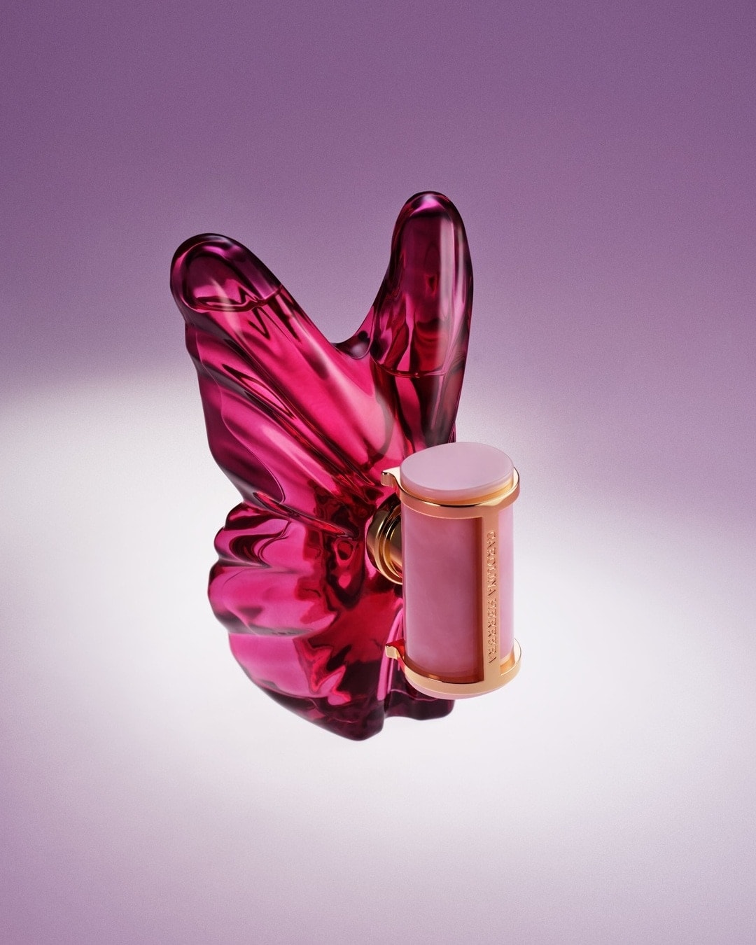 La Bomba de la Carolina Herrera, un parfum roz intens într-o sticlă în formă de fluture, este un simbol al iubirii și pasiunii, perfect pentru Ziua Femeii.